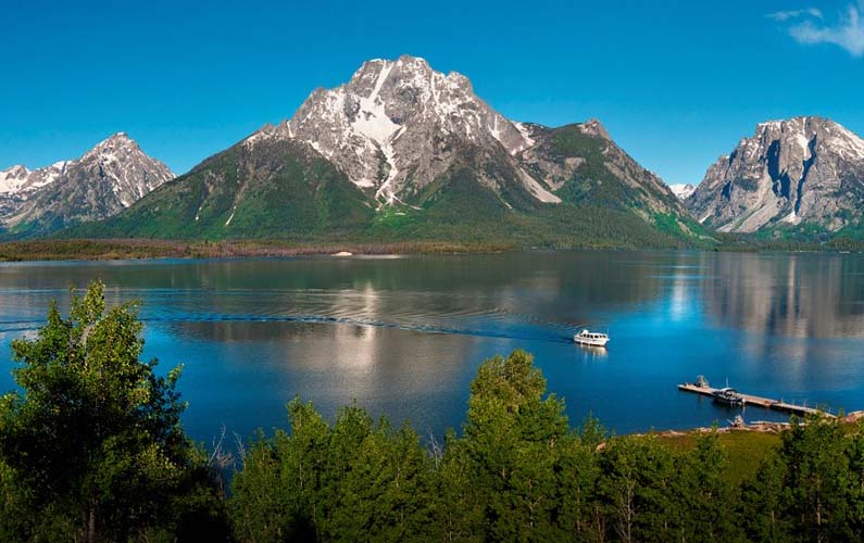 grand-teton-national-park-scenic-lake-cruise-boat-going-to-Elk-Island