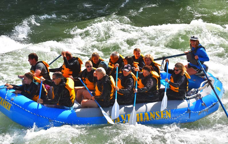 white-water-rafting-snake-river-raft-12-people-laughing